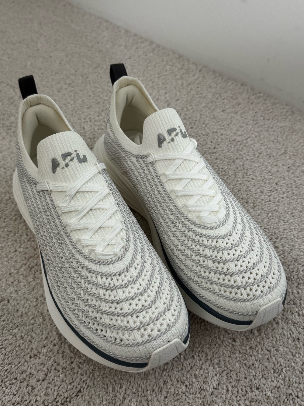 NWT APL Zipline ivory/harbor grey/slate size 7.5 women’s